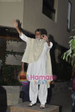 Amitabh Bachchan snapped outside Jalsaa in Juhu, Mumbai on 8th April 2011 (2).JPG